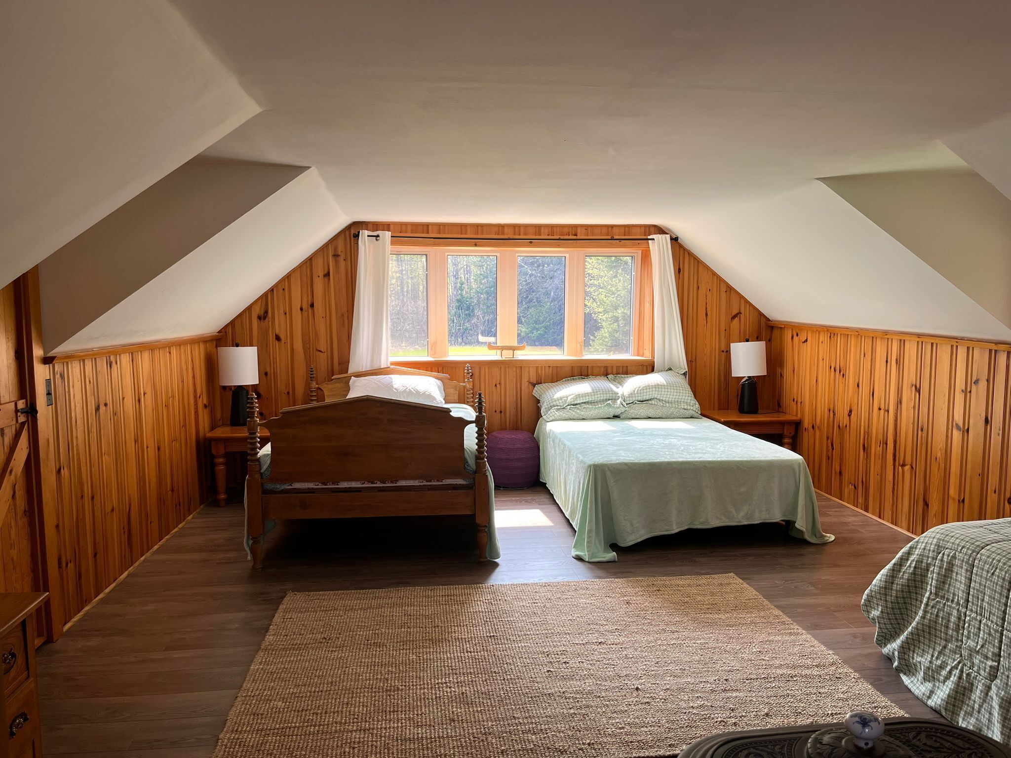 *Amazing deal for the season*
Cozy and spacious cottage w/ private lake & dock 