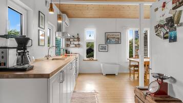 Køleskab, kogeplade, kaffe-/temaskine