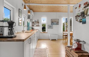 Fridge, stovetop, coffee/tea maker - Amazing home in Hornslet with kitchen (Hornslet)