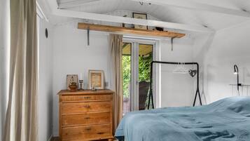 2 bedrooms, iron/ironing board, free WiFi