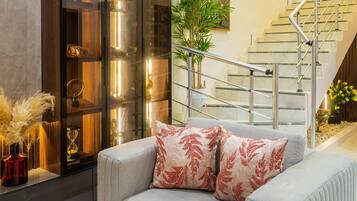 Dupleks Mewah | Ruang keluarga | Smart TV 65-inci dengan saluran TV kabel, TV, dan Netflix