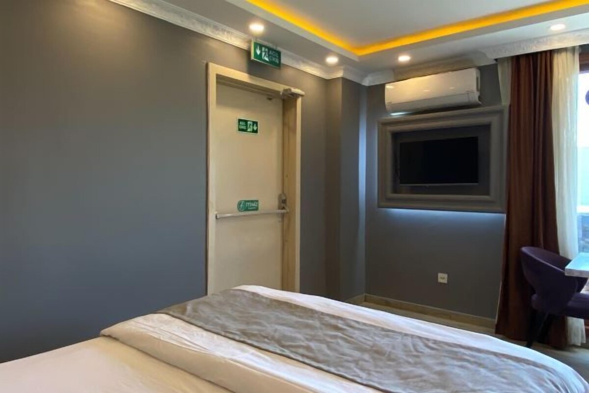 Ropa de cama de alta calidad y escritorio 