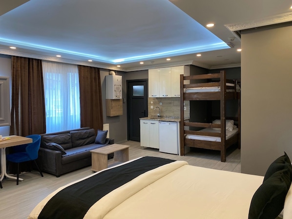 Chambre familiale | Literie de qualité, décor unique, ameublement unique, bureau