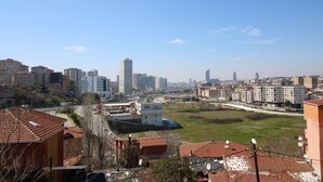A cityscape with high-rise buildings, a river, and a bridge. - Sahrakent Otel Kadıköy  (Istanbul)
