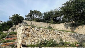 Un muro de piedra con un sendero pavimentado.