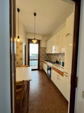 Microondas, horno y placa de cocina