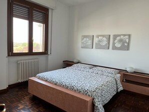 2 chambres, fer et planche à repasser, accès au Wi-Fi (inclus)