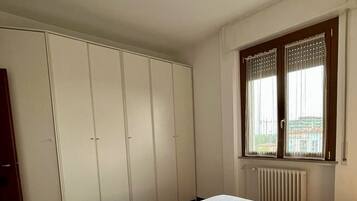 2 makuuhuonetta, silitysrauta/-lauta, ilmainen Wi-Fi, vuodevaatteet