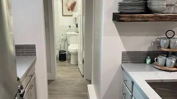 Een microgolfoven, een oven, een kookplaat, een vaatwasser