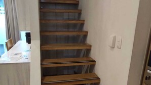 Una escalera de madera que lleva a un rellano.
