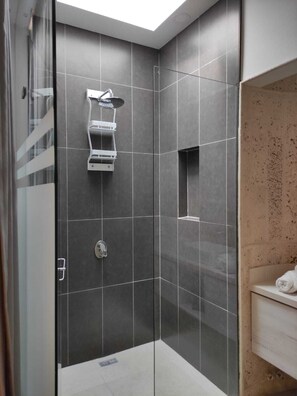 Een douche, handdoeken