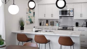 Full-size fridge, microwave, oven, stovetop