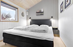 4 bedrooms, travel cot, free WiFi - Stunning home in Strandby with WiFi (Strandby)