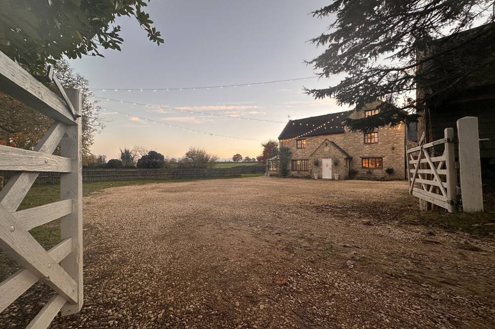 Luxury Cotswolds Retreat - Next to Bath & Castle Combe