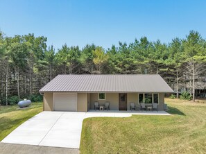 Exterior - Off-Grid Family Farmstead Retreat. Farm Tours + Animal Feeding, Pet Friendly! (Krakow)