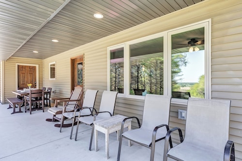 Off-Grid Family Farmstead Retreat. Farm Tours + Animal Feeding, Pet Friendly!