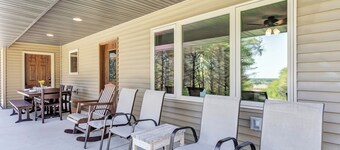 Off-Grid Family Farmstead Retreat. Farm Tours + Animal Feeding, Pet Friendly!