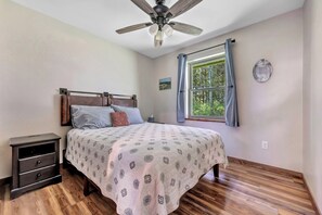 3 bedrooms, desk, iron/ironing board, travel crib - Off-Grid Family Farmstead Retreat. Farm Tours + Animal Feeding, Pet Friendly! (Krakow)