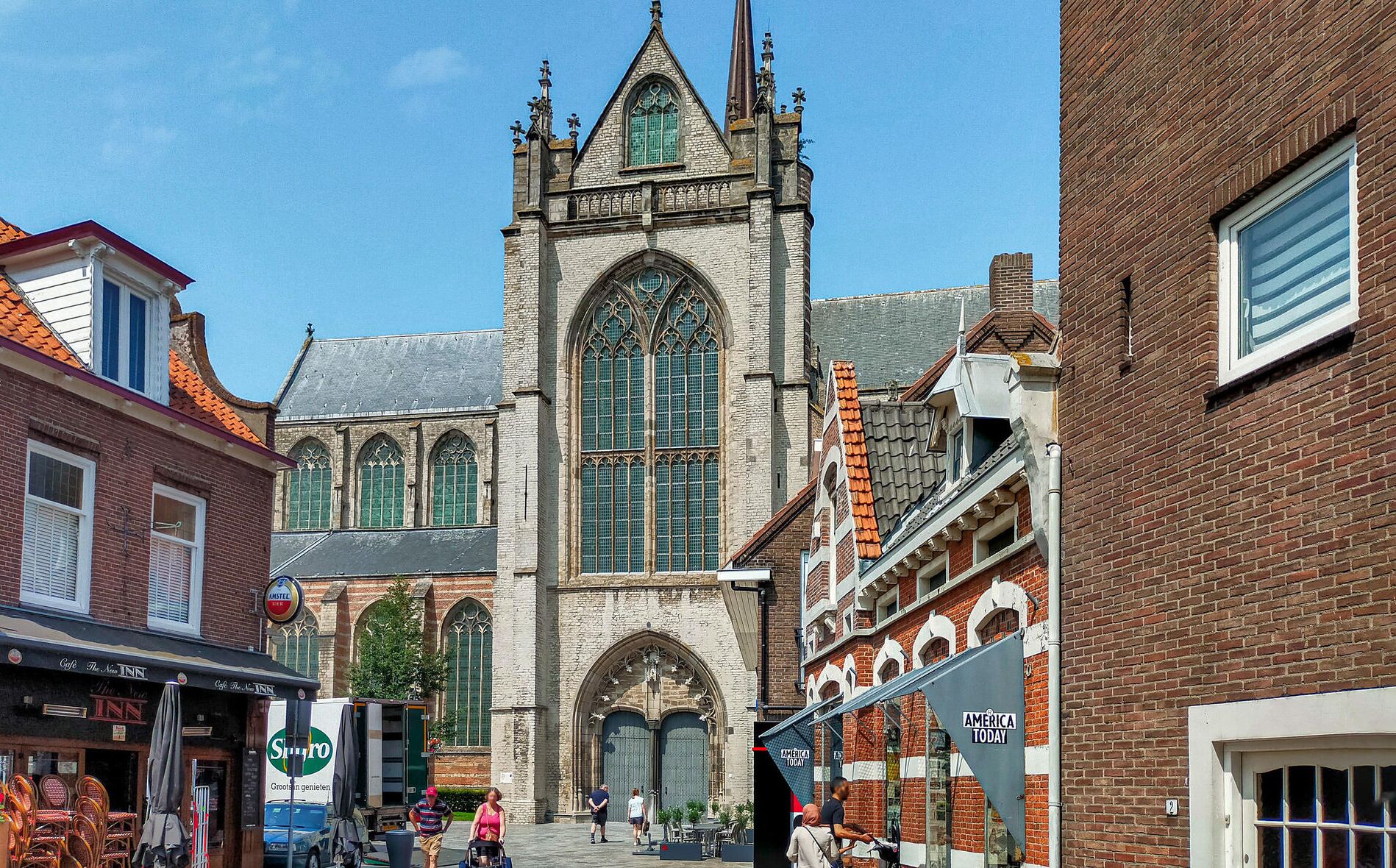 Une église historique dotée d’un clocher imposant et de grandes fenêtres en arc.