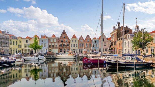 A canal with boats docked, surrounded by colorful historic buildings. - Gorgeous home in Heinkenszand with WiFi (Heinkenszand)