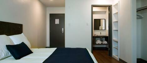 1 bedroom, desk, laptop workspace, free WiFi