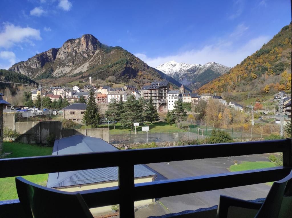 Une ville de montagne, avec des bâtiments et une vue sur des sommets enneigés.