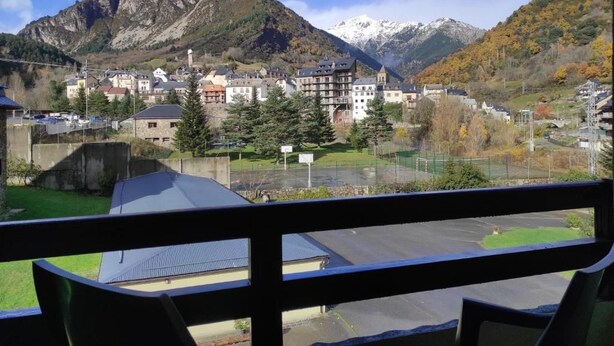 A mountainous town with buildings and a view of snow-capped peaks. - Snö Bielsa (Bielsa)
