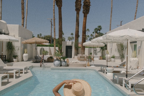 Piscina externa, funciona das 8h às 22h, barracas de cortesia