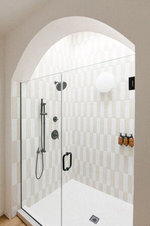 Chambre Deluxe, 1 très grand lit, côté cour intérieure | Salle de bain