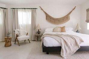 Rom, 1 kingsize-seng, bassengutsikt, gårdsplassområde | Sengetøy av topp kvalitet, dundyner og skrivebord