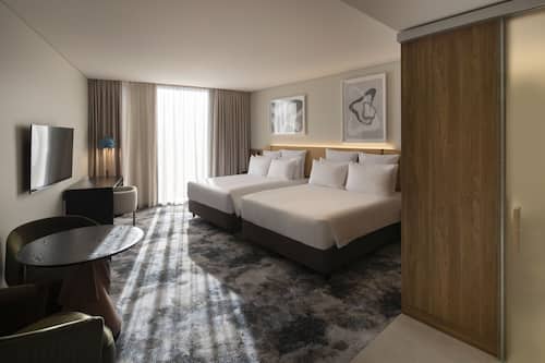 Junior-Suite, 2 Queen-Betten | Hochwertige Bettwaren, Minibar, Zimmersafe, individuell eingerichtet