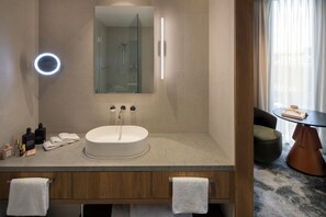 Shower, hair dryer, slippers, towels - Pullman Sydney Penrith (Penrith)