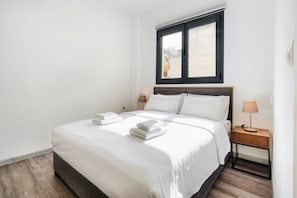 Room - Sanders Home Suites - Bright Downtown 2-bdr. Apt (Athens)