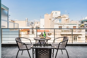 Outdoor dining - Sanders Home Suites - Bright Downtown 2-bdr. Apt (Athens)