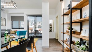 Living room - Sanders Home Suites - Bright Downtown 2-bdr. Apt (Athens)