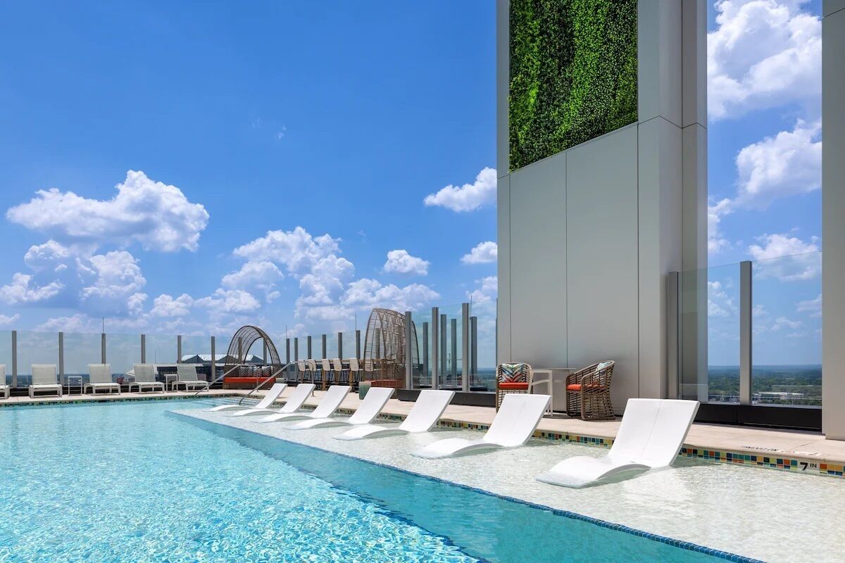 Utendørsbasseng og et oppvarmet basseng