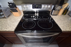 Geladeira, micro-ondas, fogão, cooktop