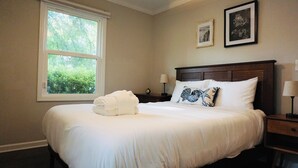 Room - Under the Trees Bungalow - Near Park Circle (North Charleston)