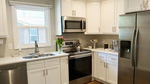 Private kitchen - Under the Trees Bungalow - Near Park Circle (North Charleston)