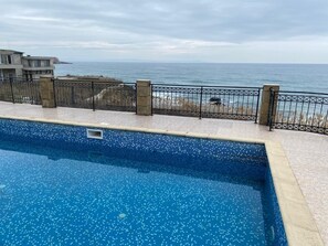 Piscina externa, guarda-sóis, espreguiçadeiras