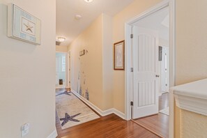 Interior - The Sandy Shoal-Beach House-Walking distance to beach (Norfolk)