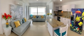 Appartement, 2 chambres, balcon, vue sur l’océan | Bar-salon