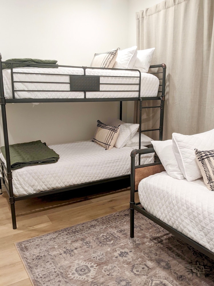 Stunning Utah MansionSleeps 46+ PoolBowlingSports CourtViews