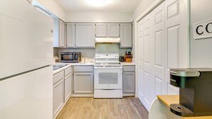 Coffee/tea maker, fridge, microwave, stovetop - Ole Miss Spirit Lives 2 Mi From Campus (Oxford)