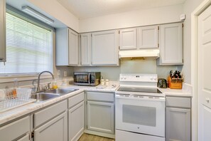 Frigorífico, microondas, placa de cocina y cafetera o tetera