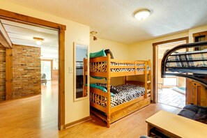 4 bedrooms, desk, iron/ironing board, WiFi