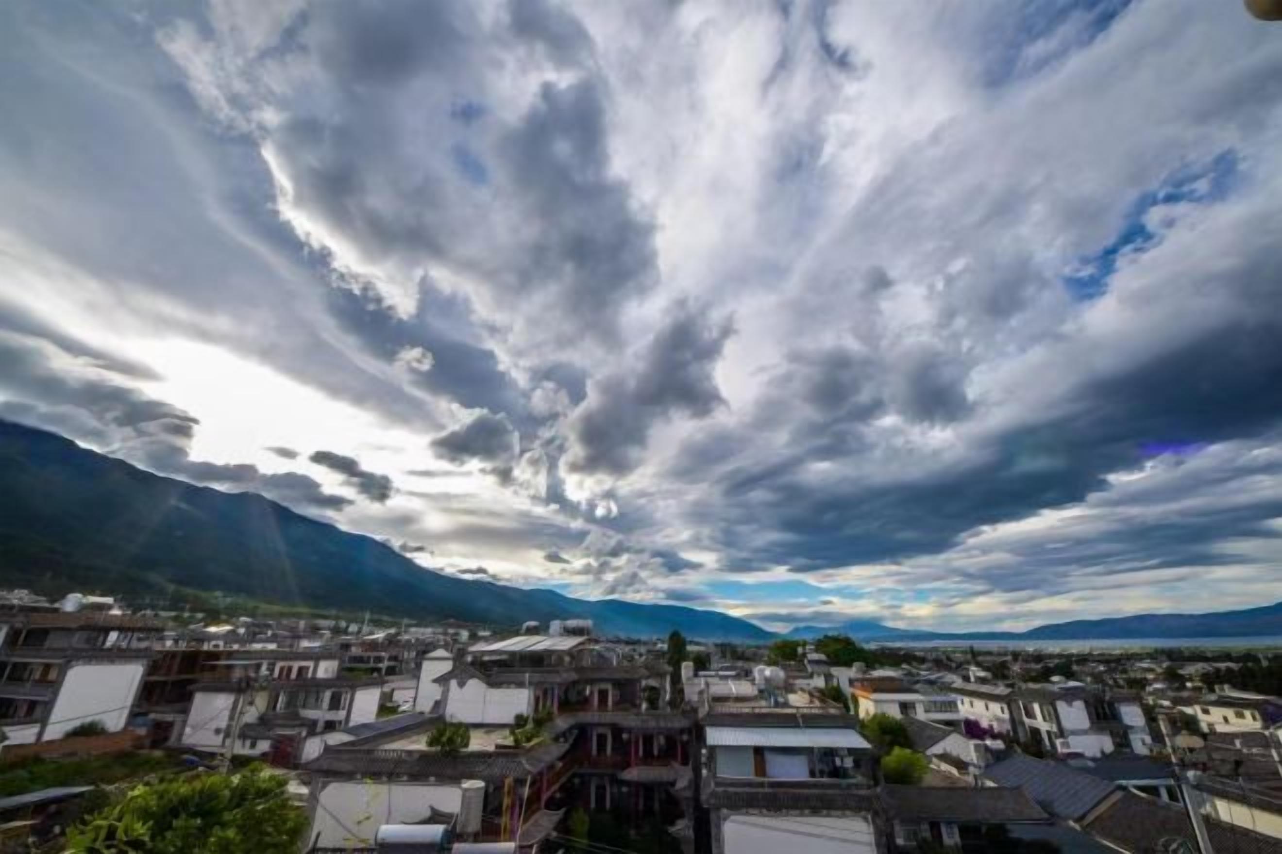A town with buildings and mountains in the background.