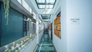 A modern hallway with glass flooring, white walls, and wooden accents. - Private running bar post Dali ancient shop (Dali City)