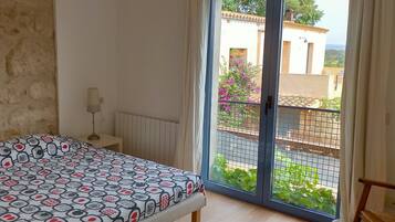 5 slaapkamers, een bureau, reisbedje, wifi