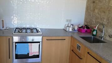 Frigorífico, microondas, horno y placa de cocina